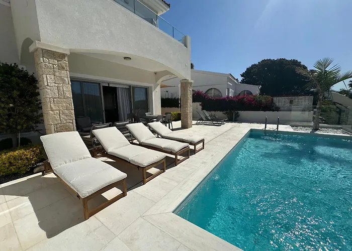Coral Bay Beach Villa